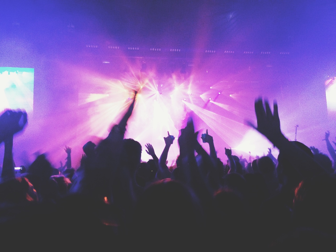 rock-music-people-night-smoke-crowd-655306-pxhere.com_