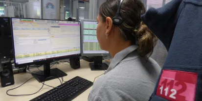 Imagen de una operadora en la Sala de Coordinación.