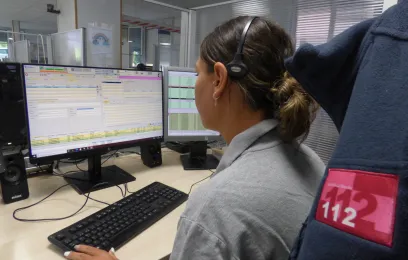 Imagen de una operadora en la Sala de Coordinación.