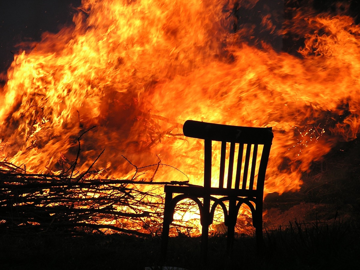 sunset-chair-evening-flame-fire-bonfire-1018455-pxhere.com_